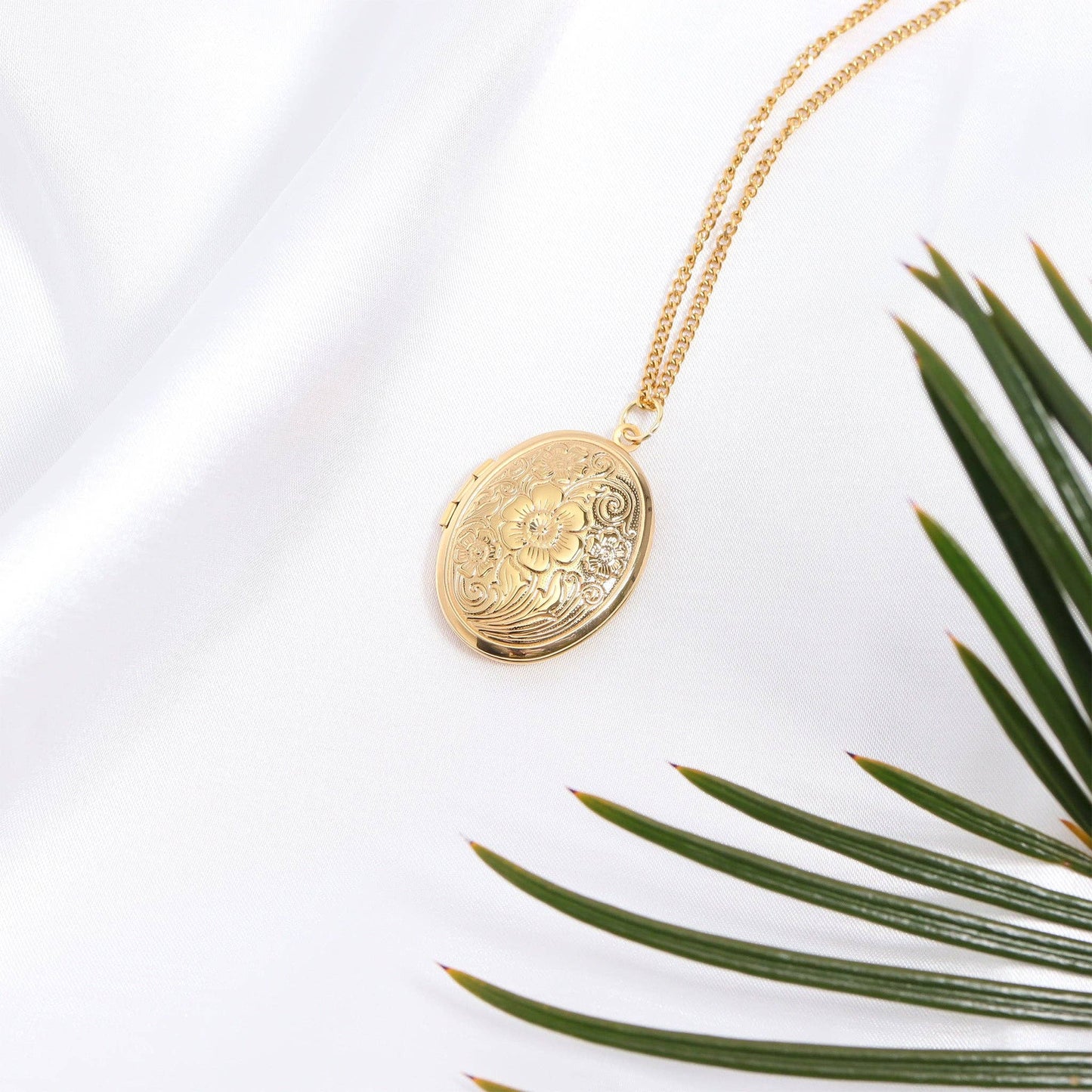 18K Gold PVD Stainless Steel Textured Oval Locket Pendant: Gold
