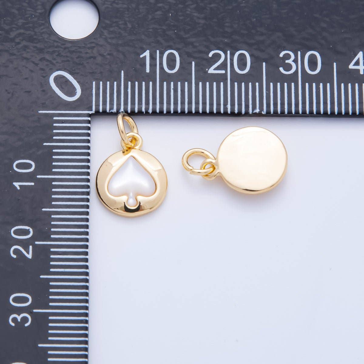 18K Gold Filled 19mm Shell Pearl Spade Poker Pendant | AH-915