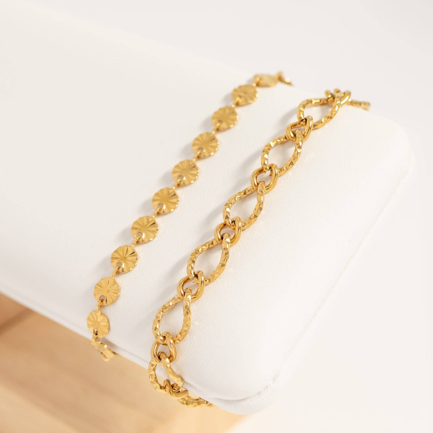 18K Gold PVD Stainless Steel Hammered Oval Chain Bracelet: Stainless