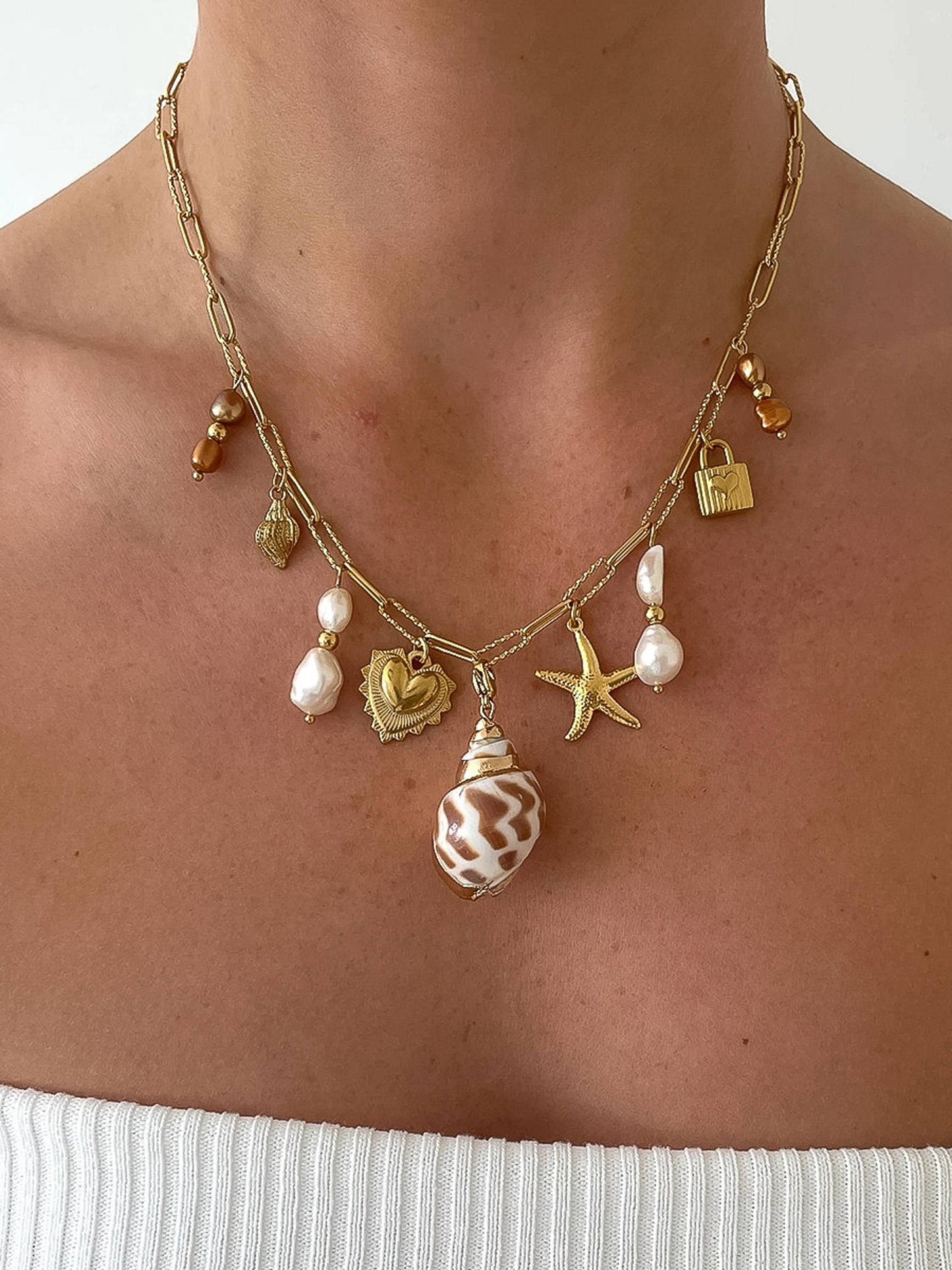 Ophélie 18K Gold Non-Tarnish Shell and Pearl Charm Necklace: Yellow Gold