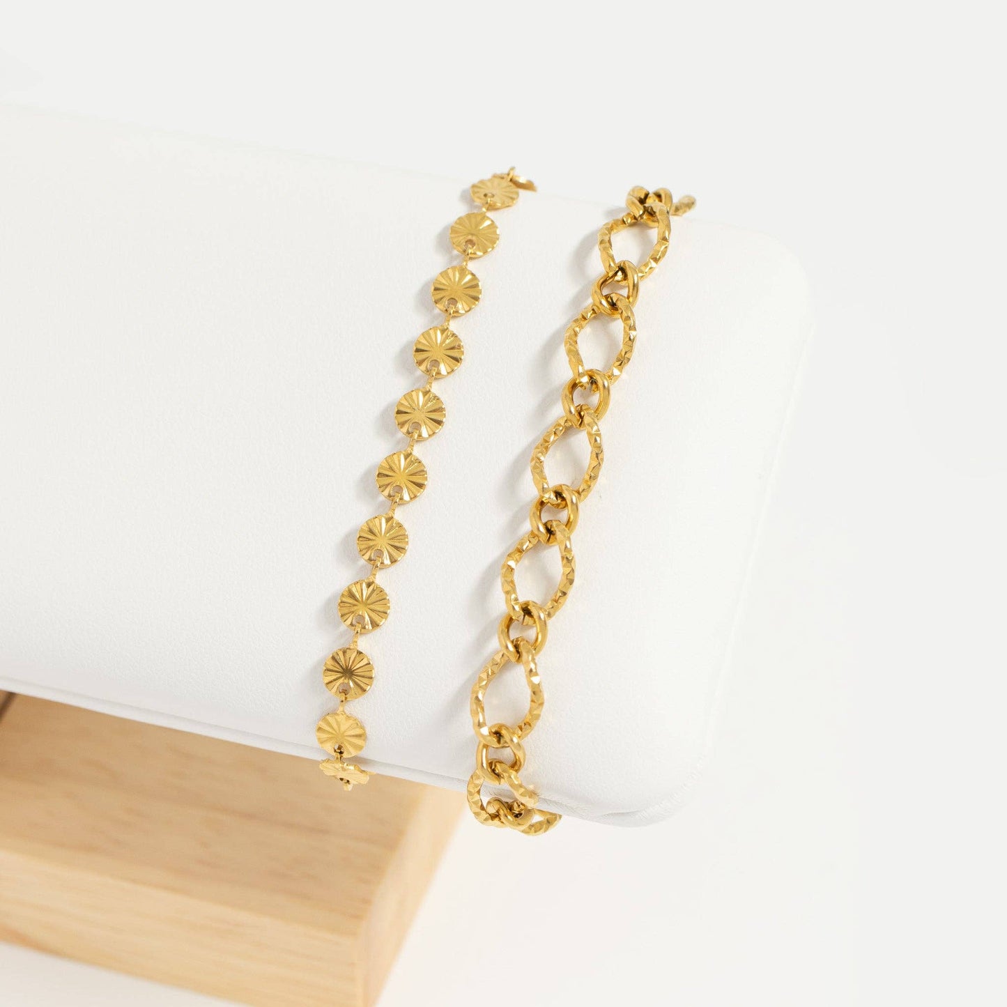 18K Gold PVD Stainless Steel Hammered Oval Chain Bracelet: Stainless