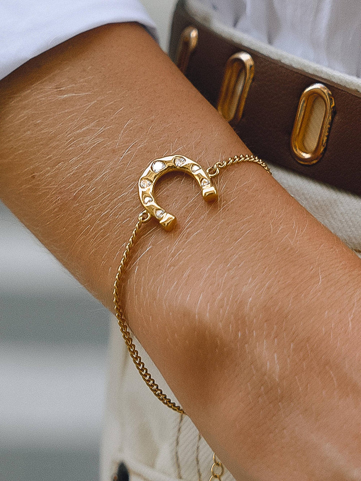 Tundra 18K Gold Non-Tarnish CZ Horseshoe Chain Bracelet: Yellow Gold