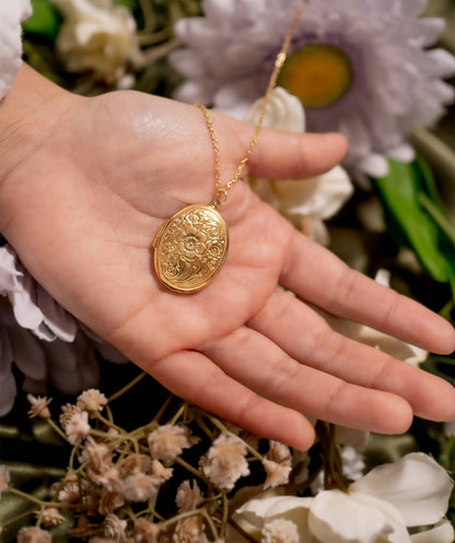 18K Gold PVD Stainless Steel Textured Oval Locket Pendant: Gold